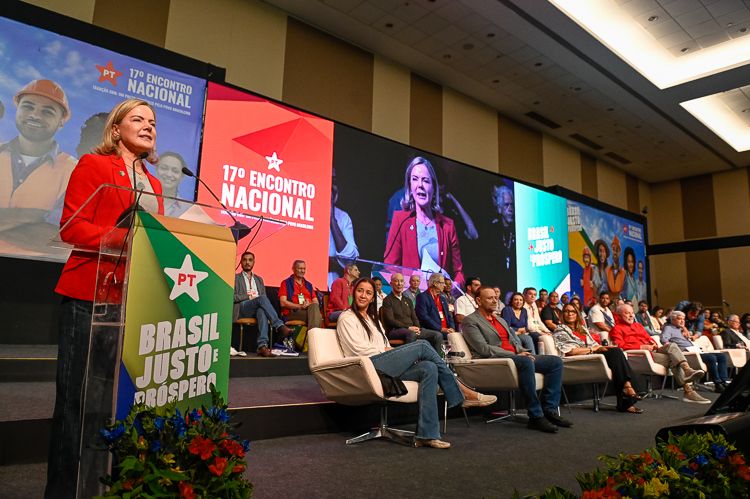 Gleisi Hoffmann: “Sem militância, não subiríamos a rampa do Planalto” Gleisi Hoffmann: “Sem militância, não subiríamos a rampa do Planalto”