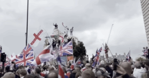 Extrema direita mobiliza Londres e Glasgow em protestos anti-imigração 