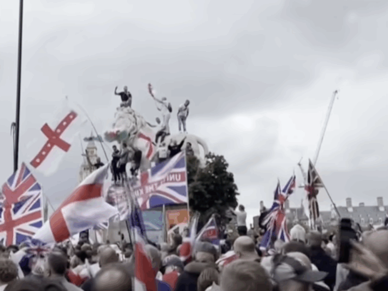 Extrema direita mobiliza Londres e Glasgow em protestos anti-imigração 