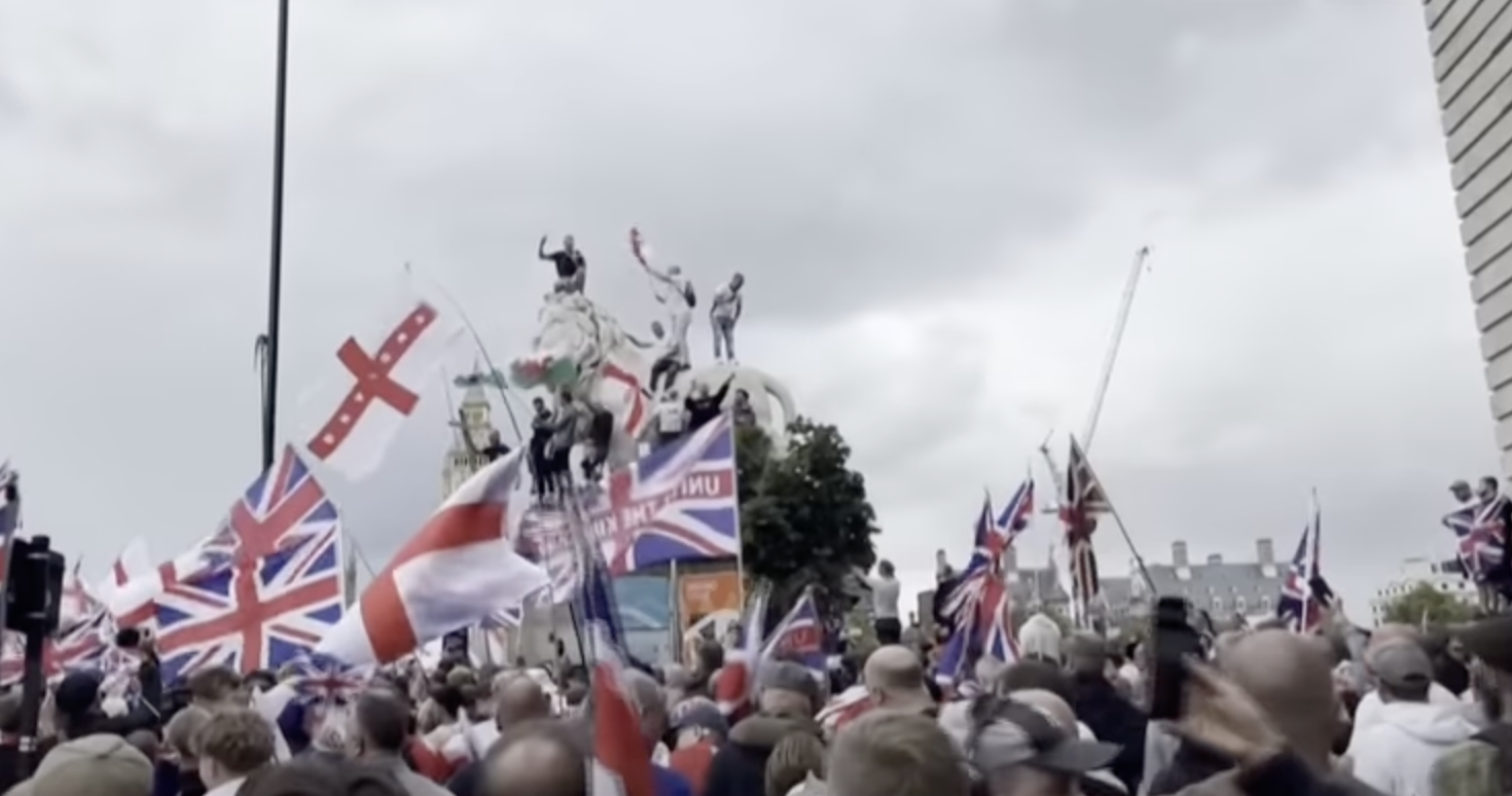 Extrema direita mobiliza Londres e Glasgow em protestos anti-imigração 