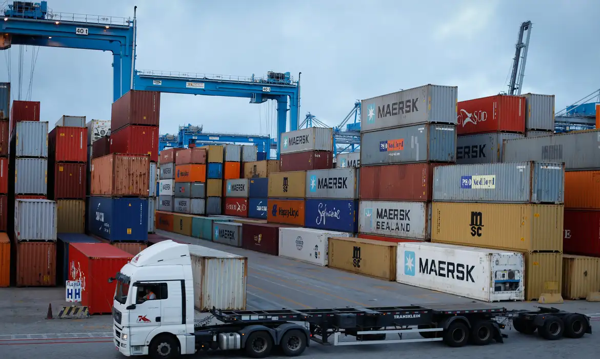 Balança comercial: exportações crescem 2% em setembro e país soma US$ 234 bi no ano