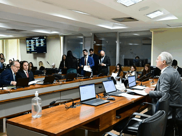 Senado analisa projeto para reduzir impactos do tarifaço dos EUA