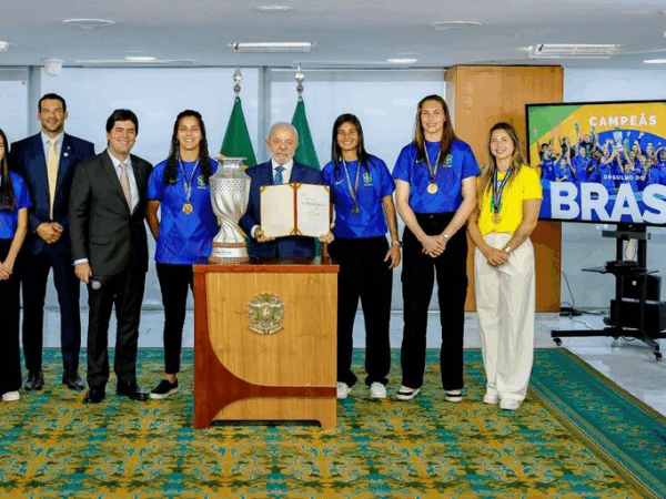 Lula recebe Seleção Feminina campeã da Copa América e anuncia projeto de lei para desenvolver o futebol feminino
