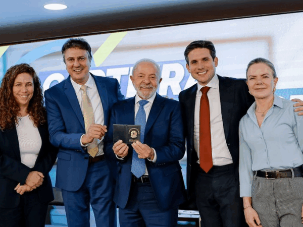 Nova lei cria Carteira Nacional Docente para valorizar professores e ampliar benefícios