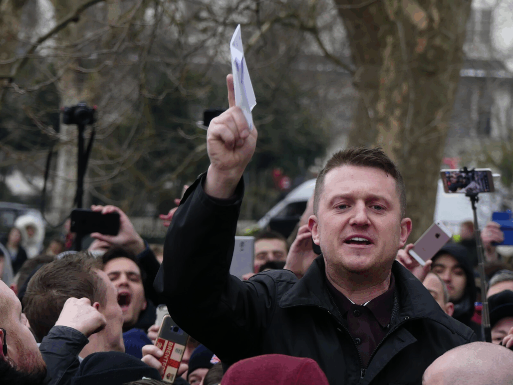 Extrema direita mobiliza Londres e Glasgow em protestos anti-imigração 