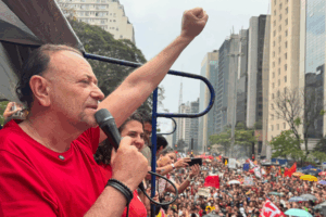 Em ato na Paulista, Edinho diz que Congresso tem que entender as pautas do povo