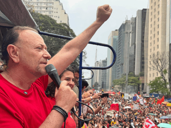 Em ato na Paulista, Edinho diz que Congresso tem que entender as pautas do povo