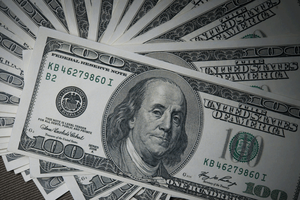 Dólar fecha no menor nível em 15 meses após tom diplomático de Trump e Lula