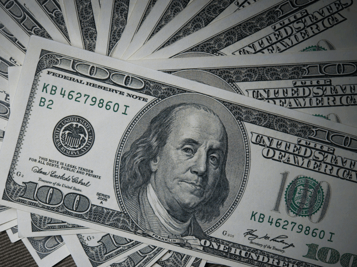 Dólar fecha no menor nível em 15 meses após tom diplomático de Trump e Lula