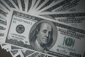 Dólar fecha no menor nível em 15 meses após tom diplomático de Trump e Lula
