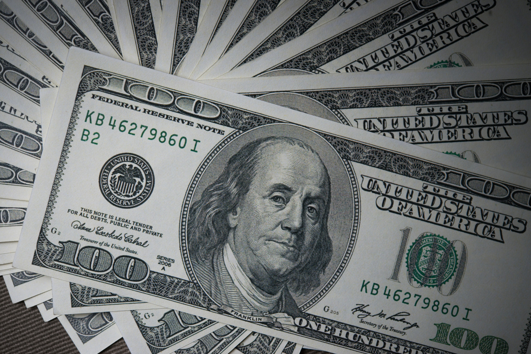 Dólar fecha no menor nível em 15 meses após tom diplomático de Trump e Lula