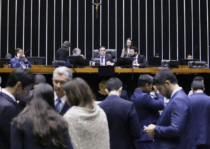 Promessa de campanha de Lula, Câmara vota projeto de isenção do IR nesta quarta-feira