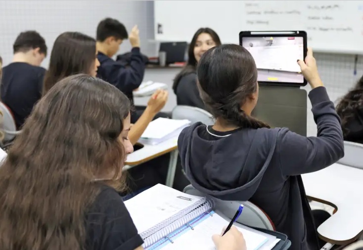 Em um país desigual no acesso, influenciadores pregam abandono escolar  Em um país desigual no acesso, influenciadores pregam abandono escolar