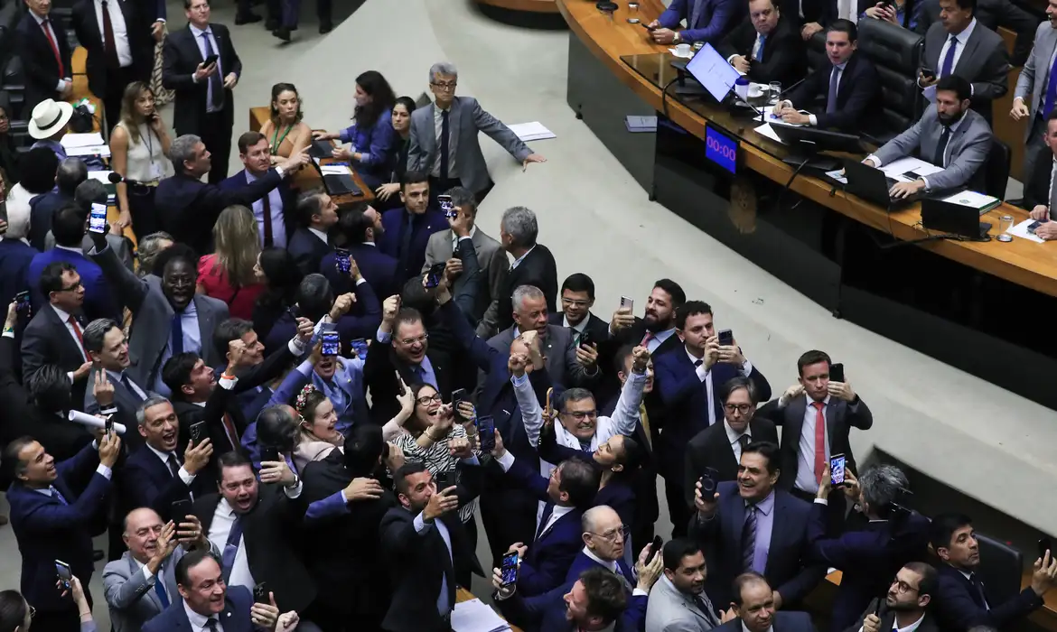 Congresso derruba tributação de super-ricos: “não derrotaram o governo, derrotaram o povo brasileiro”, diz Lula