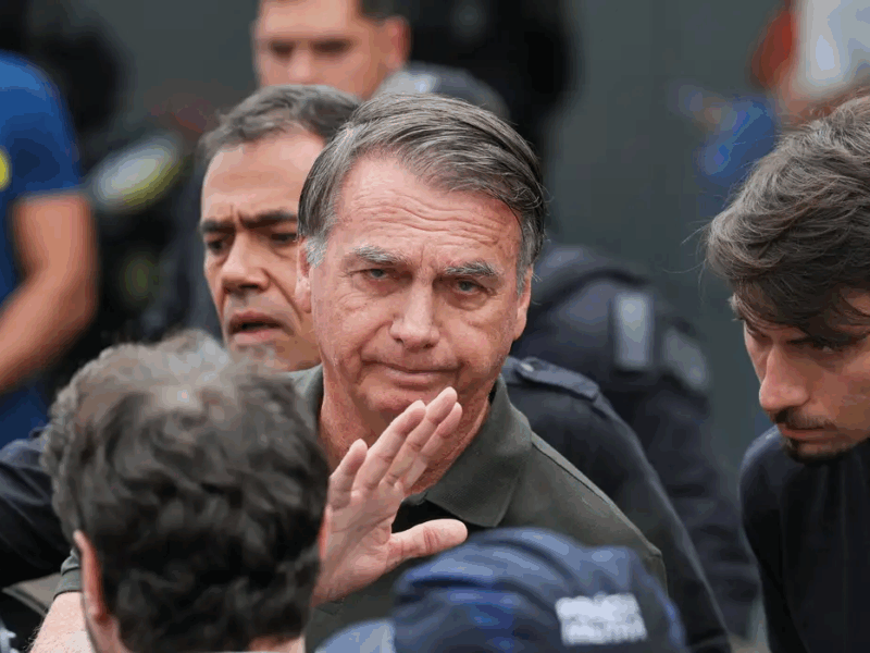 Moraes mantém prisão domiciliar de Bolsonaro e cita risco de fuga