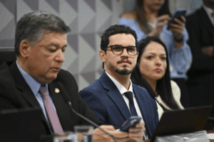 CPMI do INSS: silêncio de filho de ex-diretor confirma esquema bilionário, dizem parlamentares do PT