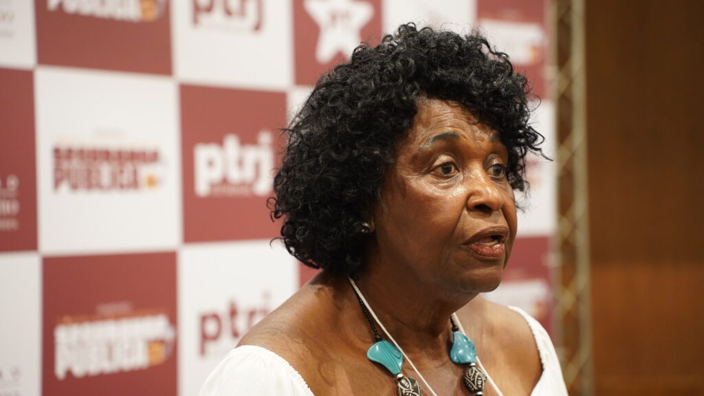 “Favelas não são zonas de guerra são quilombagens modernas”, afirma Benedita “Favelas não são zonas de guerra são quilombagens modernas”, afirma Benedita