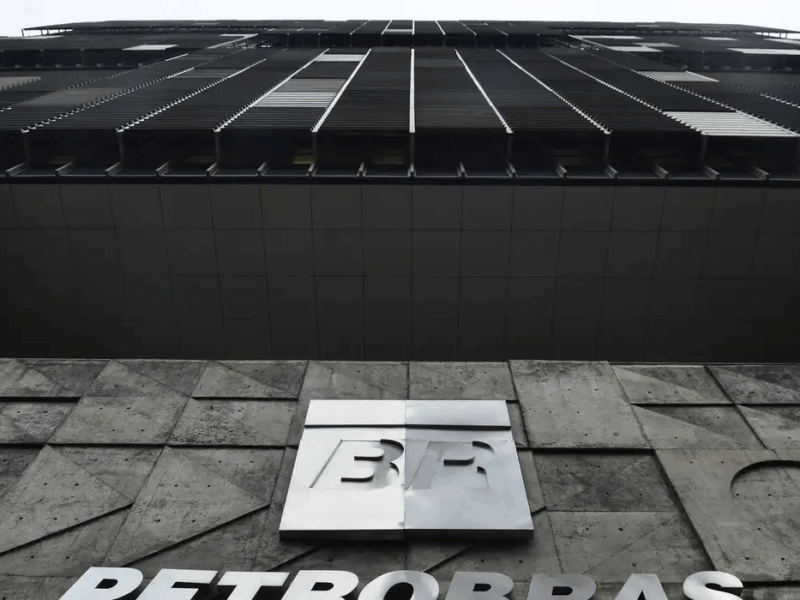 Petrobras reduz preço da gasolina em 5,2% a partir desta terça