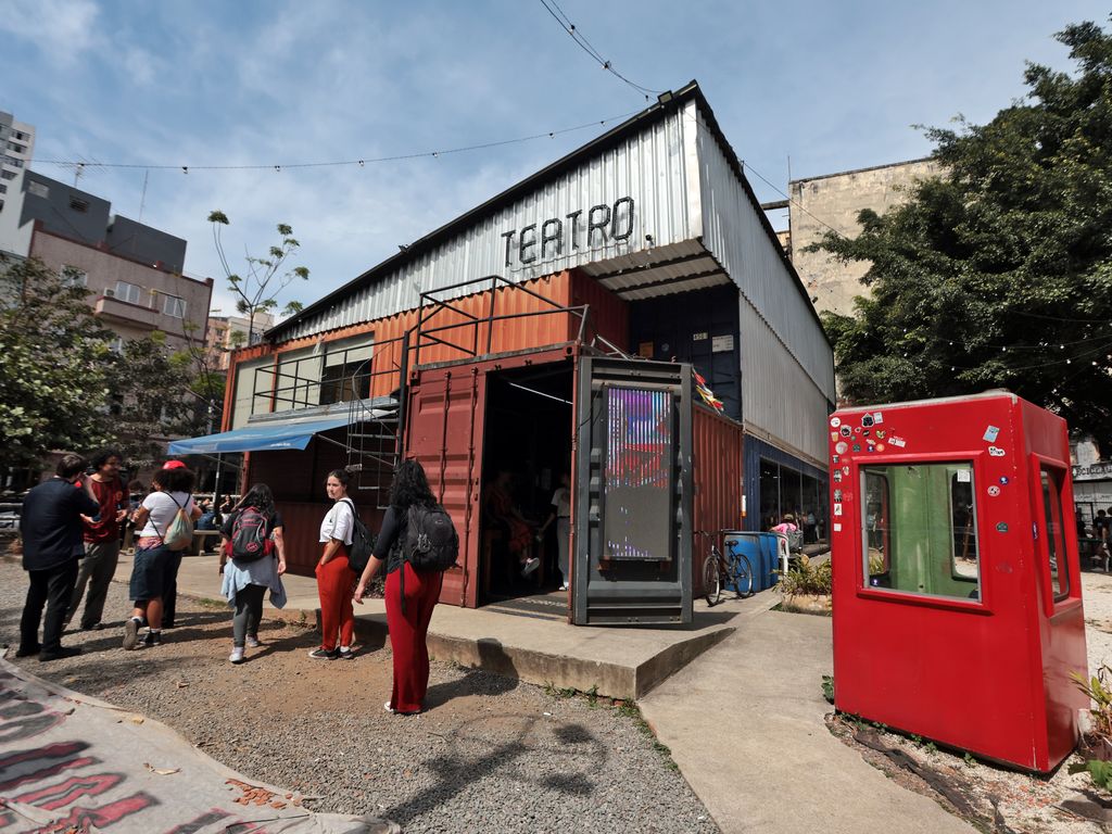 Prefeitura de SP lacra Teatro do Contêiner sem aviso prévio à companhia