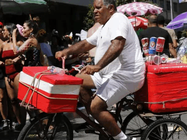 Ambulantes trabalham mais e ganham menos que a média da população em São Paulo, aponta estudo