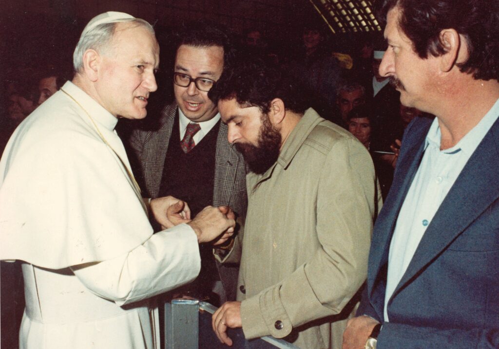 Lula é recebido pelo Papa João Paulo II no Vaticano, em 1981. Foto: Acervo pessoal de Lula.