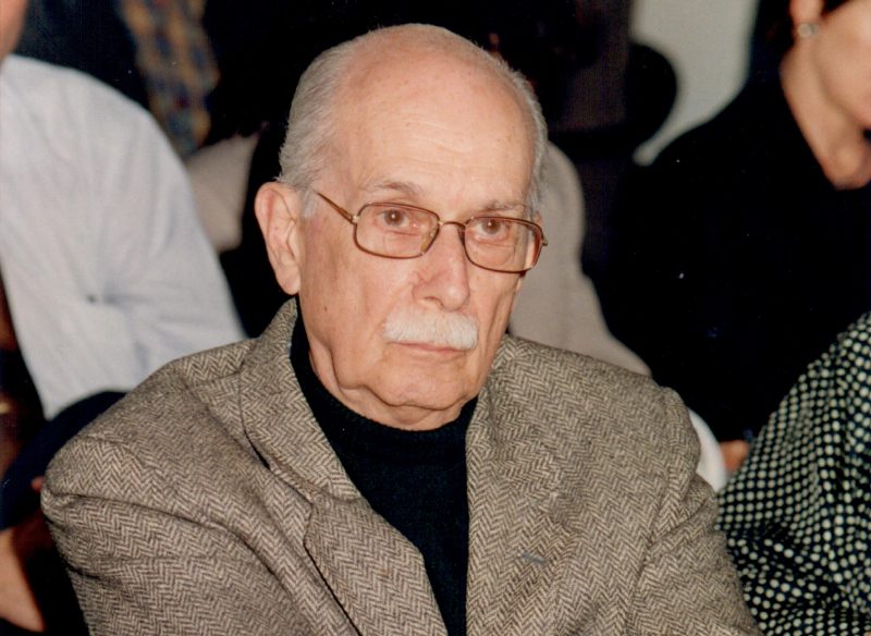 Retrato de Homem Sênior com Óculos e Bigode em Evento