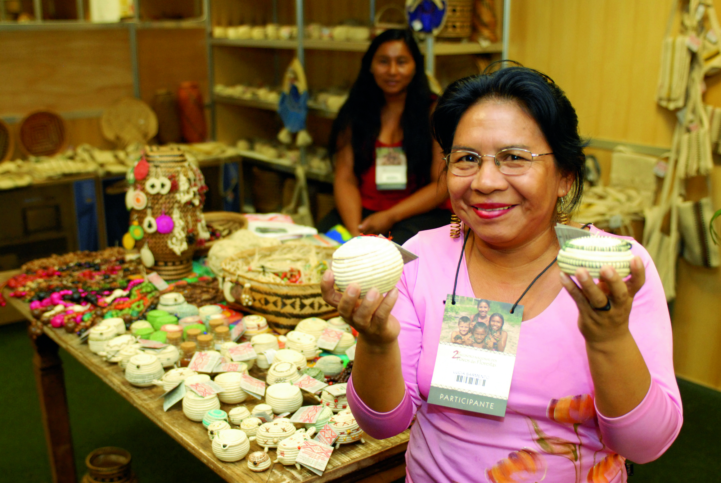 Artesã Indígena Sorridente: Cultura e Tradição em Destaque