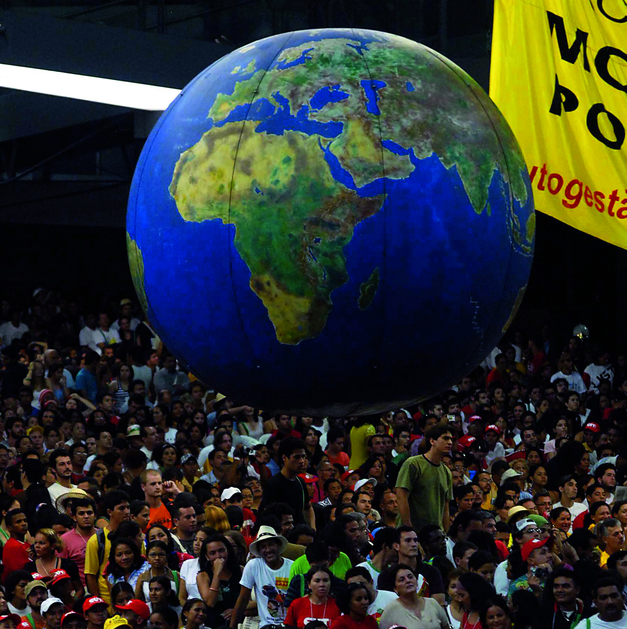 Multidão observa Planeta Terra: Encontro de Consciência Global