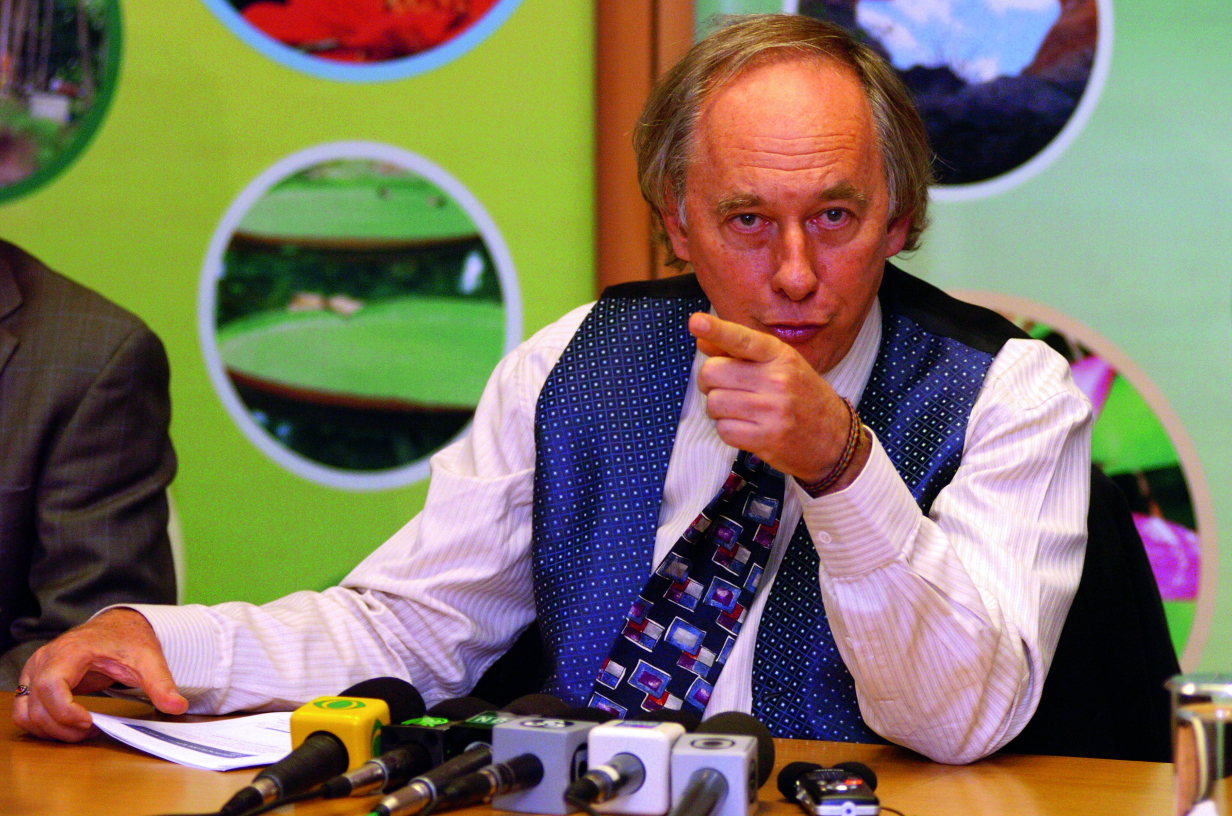 Líder em coletiva de imprensa com gesto enfático