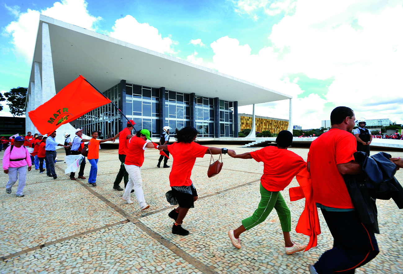 Manifestação Popular em Brasília: Luta por Direitos