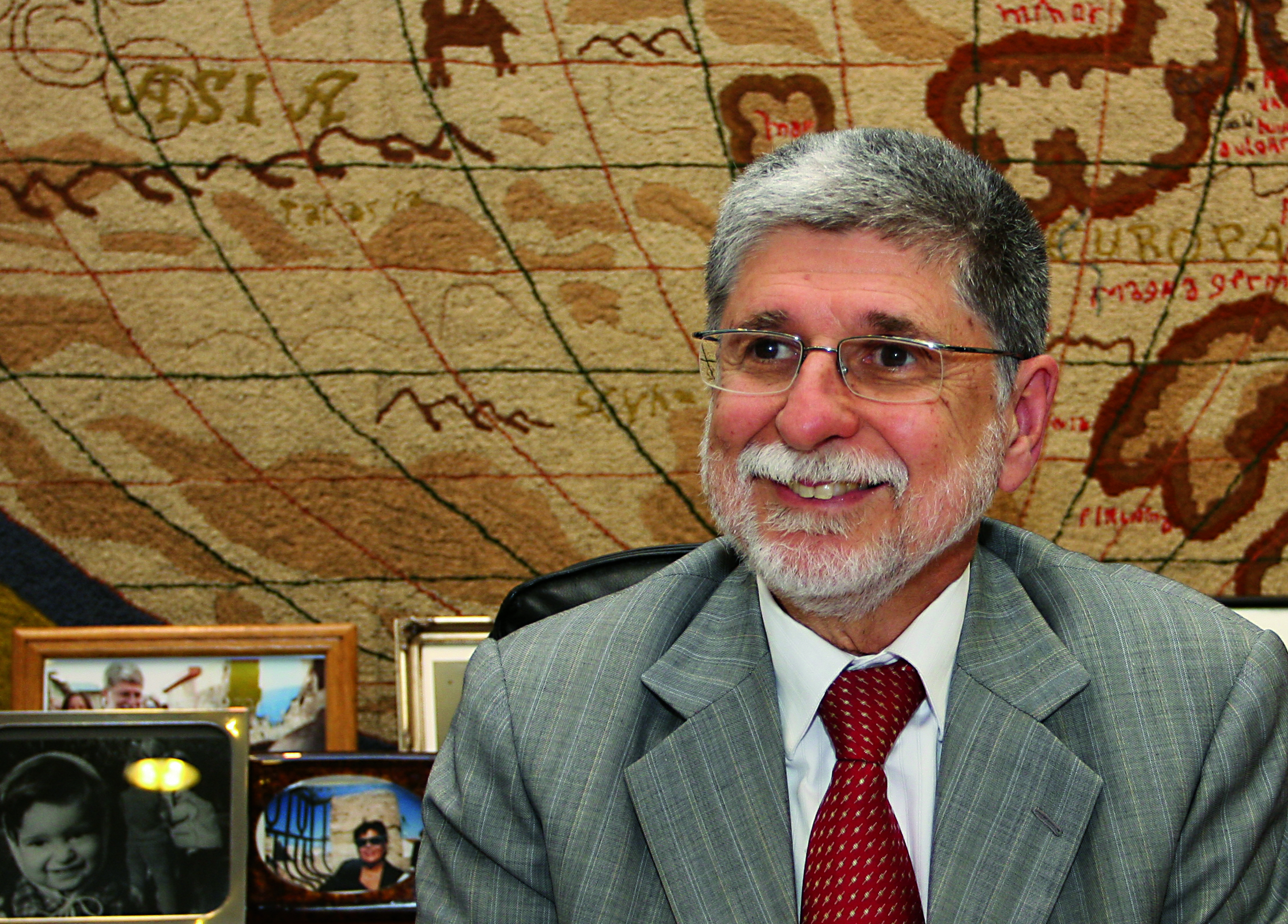 Retrato de Homem Sábio e Gentil com Mapa Histórico ao Fundo