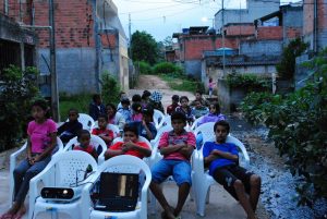 Foto do Coletivo CoRRe. Crianças no Cine Viela