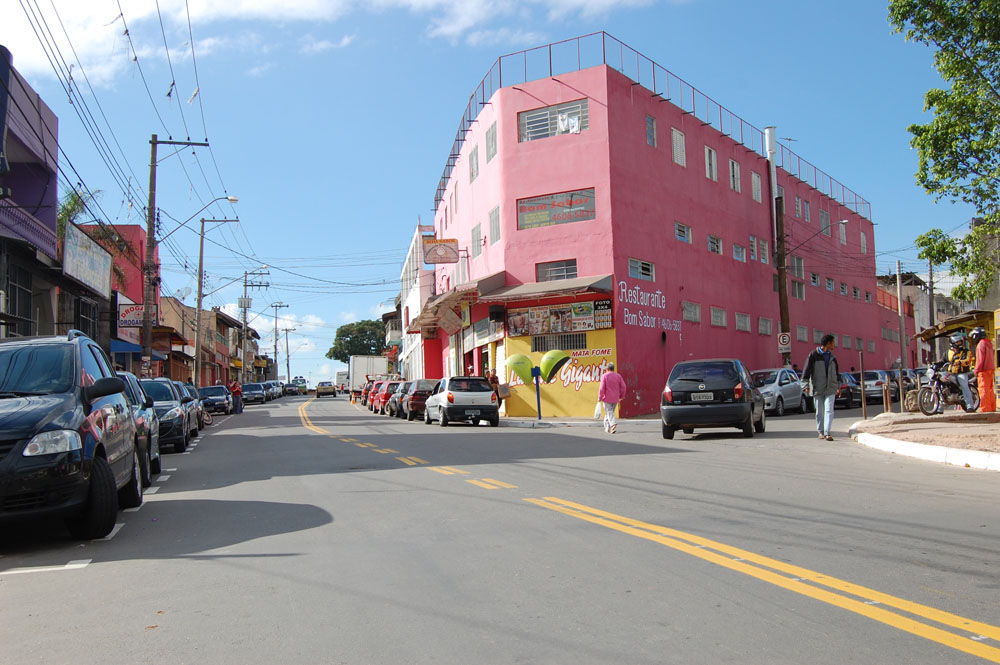 Vista da Avenida Pacaembu, principal via de acesso à Vila Real