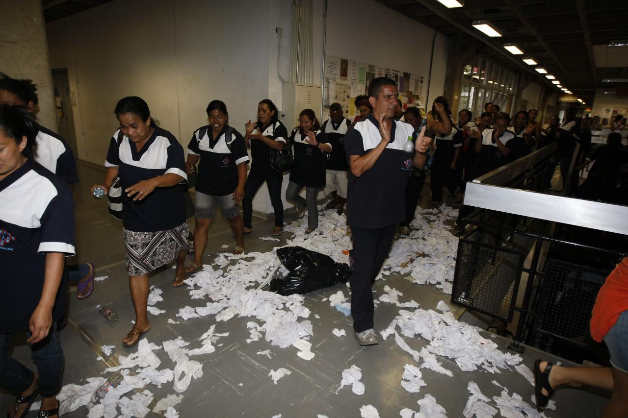 Funcionários de empresa terceirizada que presta serviços na USP fizeram greve em