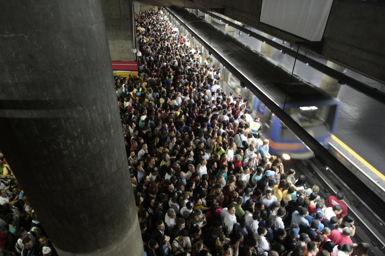 Usuários do metrô de São Paulo, em dia de chuva e caos
