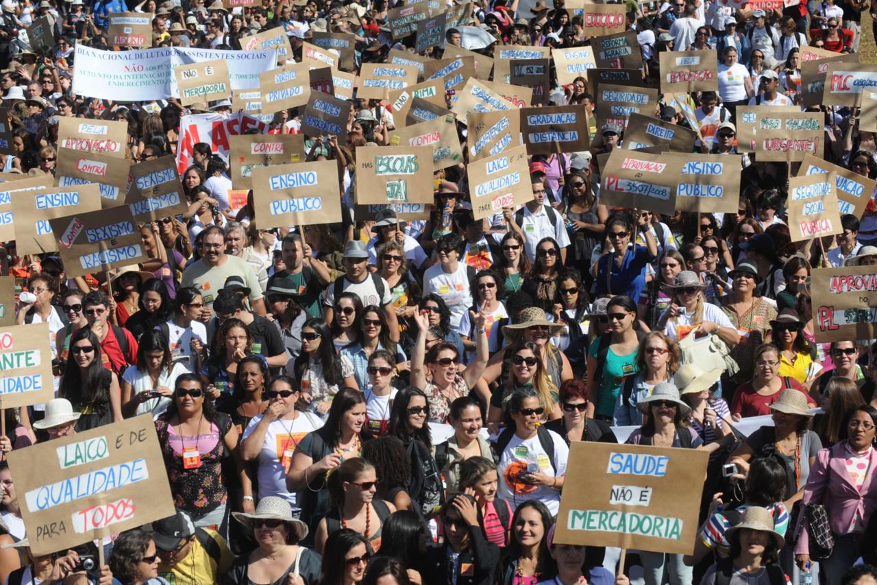 Foto - Grupo em manifestação