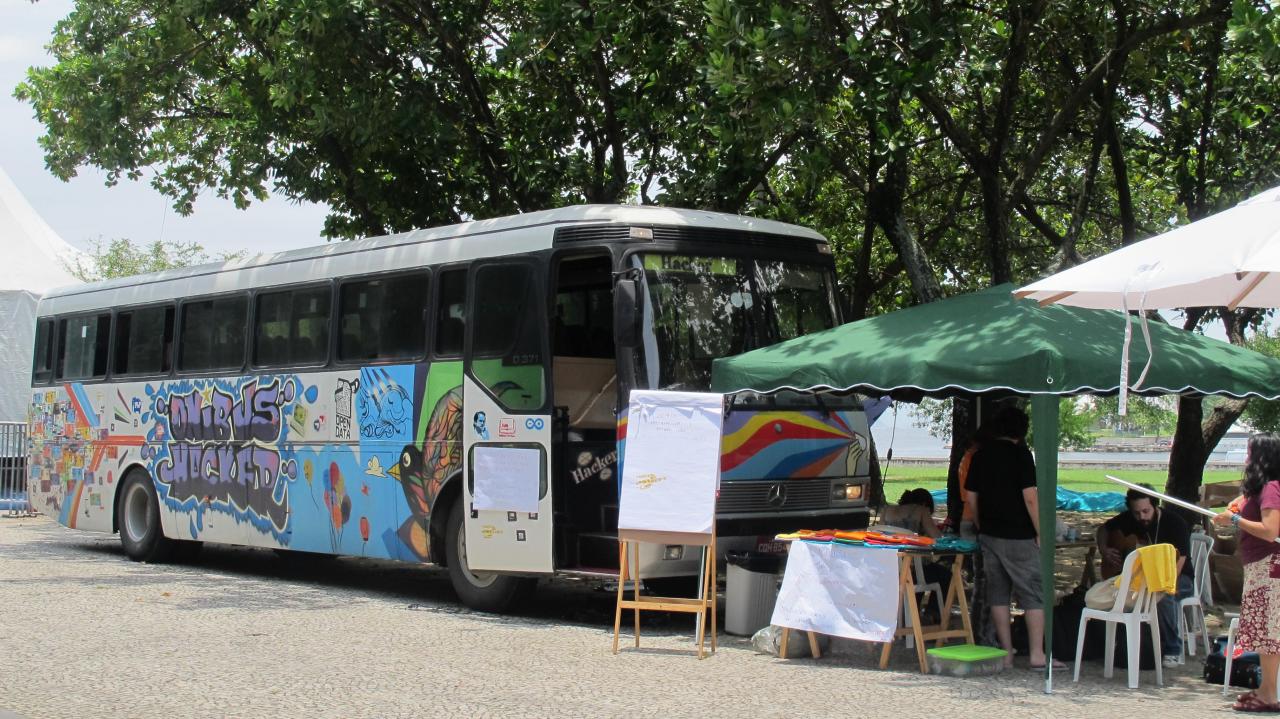 Em sua viagem inaugural, o Ônibus Hacker
