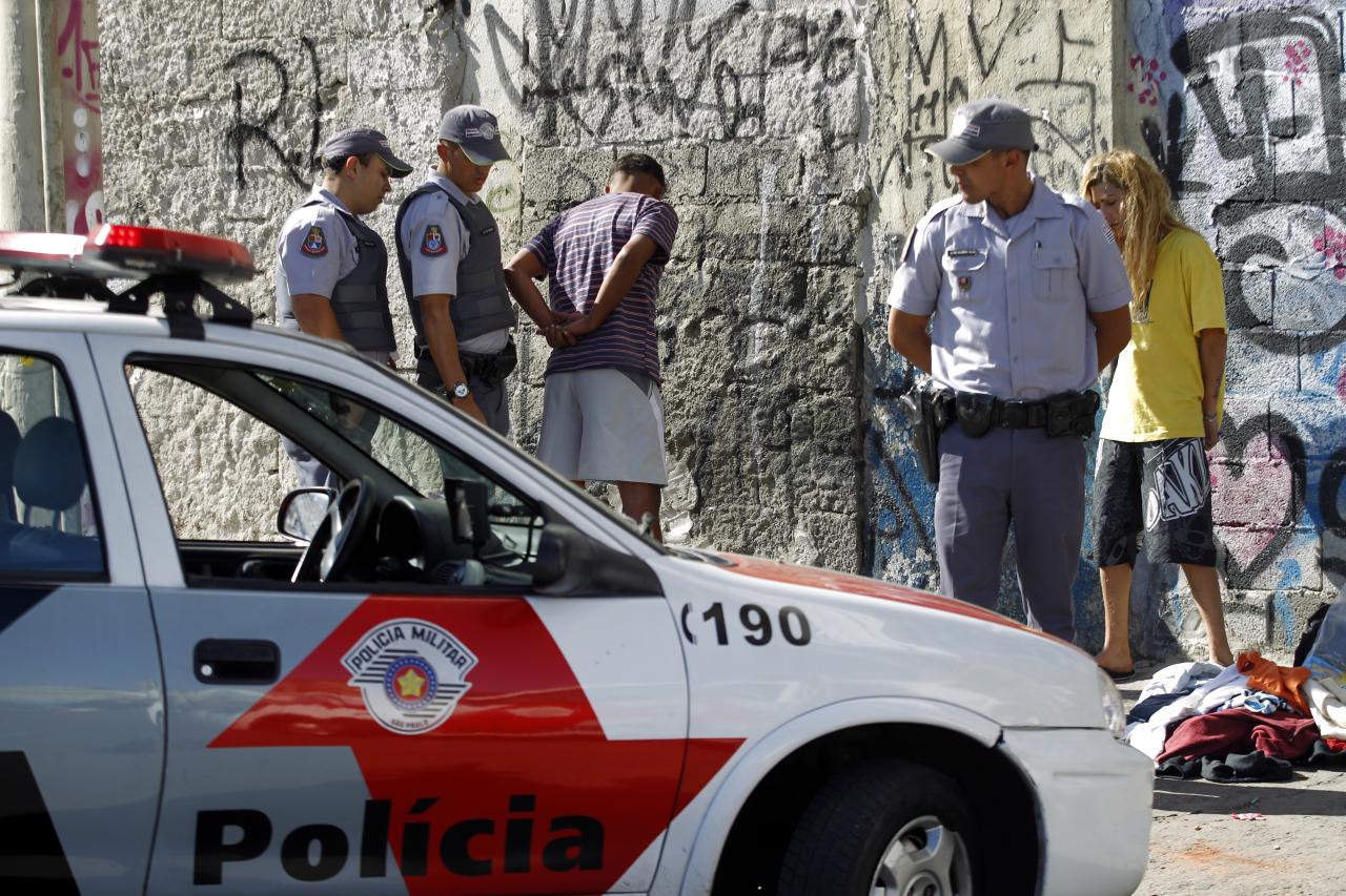 Policiais militares durante averiguação na região da Cracolândia, em São Paulo
