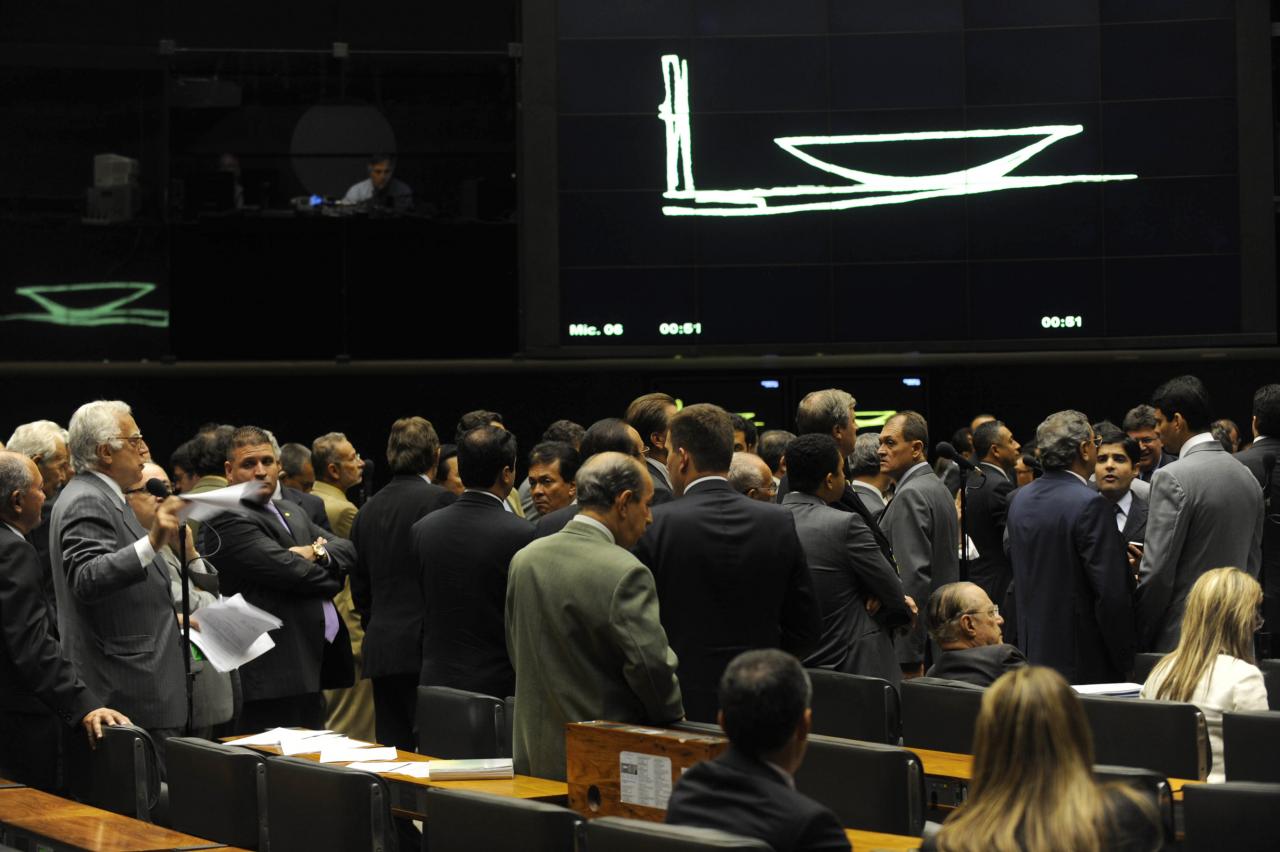 Democracia não se reduz a um regime político de escolhas de líderes por meio do