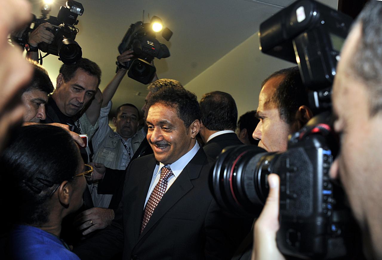 Figura Pública Sorridente em Meio à Imprensa