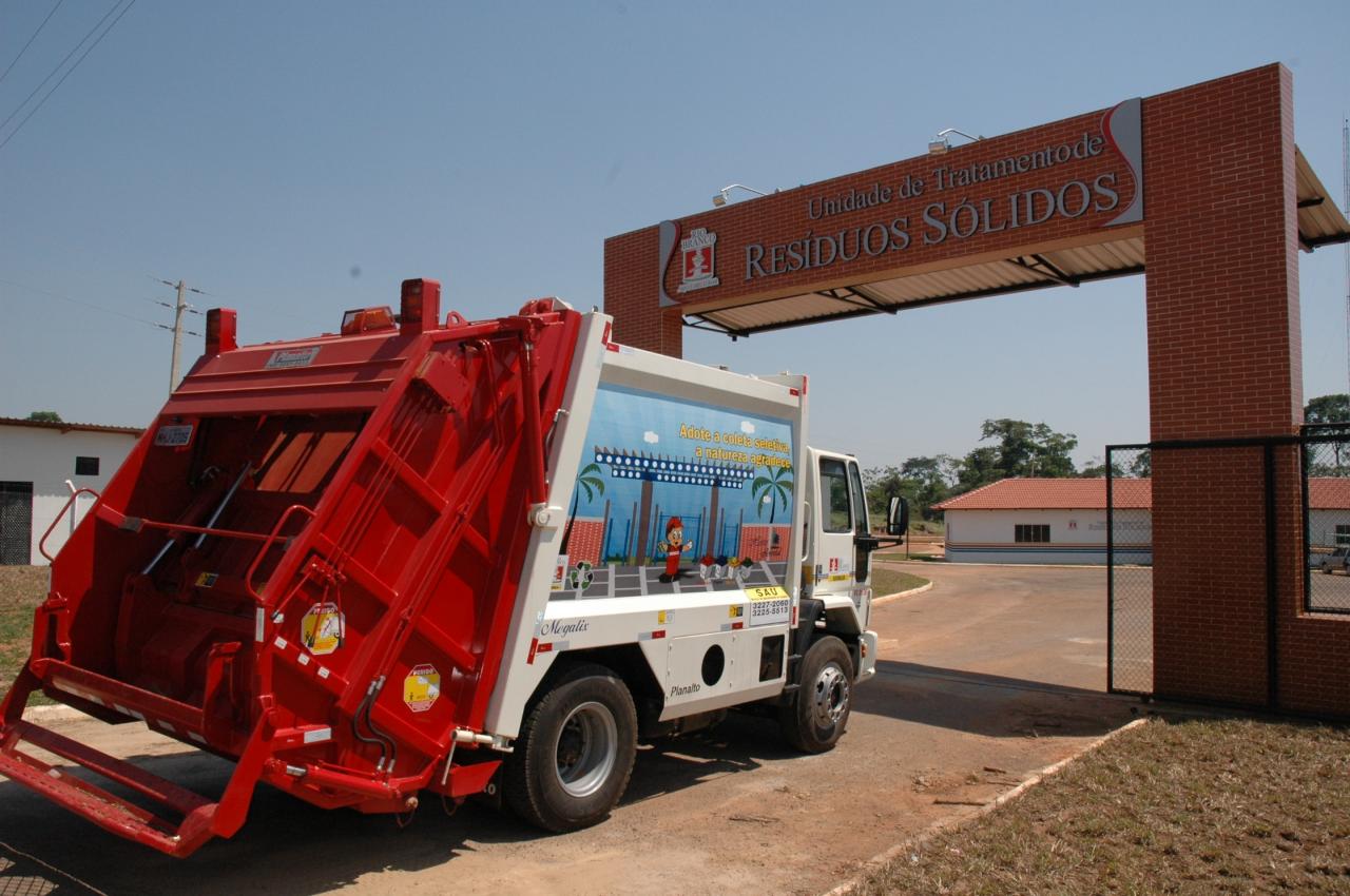 Coleta Seletiva: Caminhão em Unidade de Tratamento de Resíduos