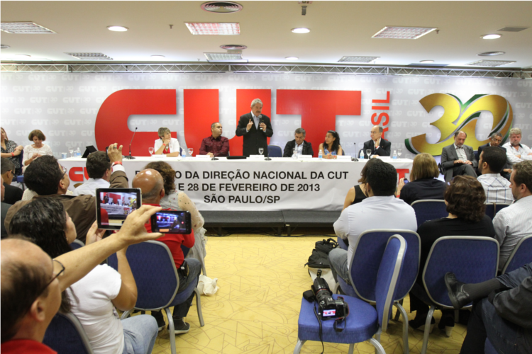 CUT comemora sucesso dos 10 anos de governo federal mas lembra o que falta fazer
