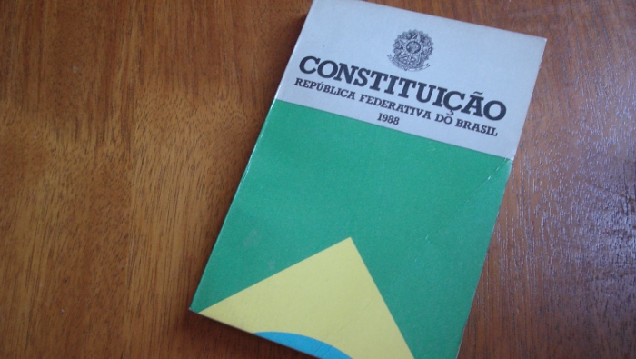 Os grandes grupos de comunicação temem a perda de poder, não há sinal de defesa