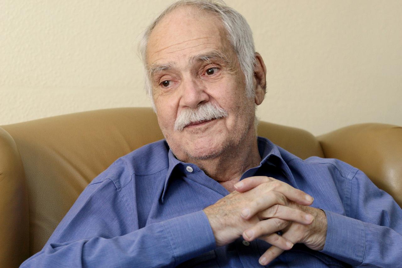 Retrato de Idoso Reflexivo: Sabedoria e Experiência