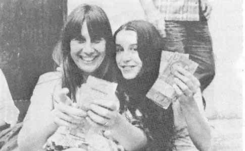 Alegria e Conquista: Duas Jovens com Notas