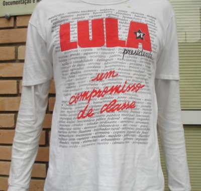 “Lula lá – eles inventaram a escuridão, nós criamos as estrelas”