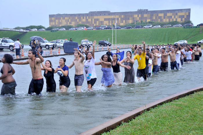 Os jovens são incansáveis na defesa de seus direitos e continuam lutando