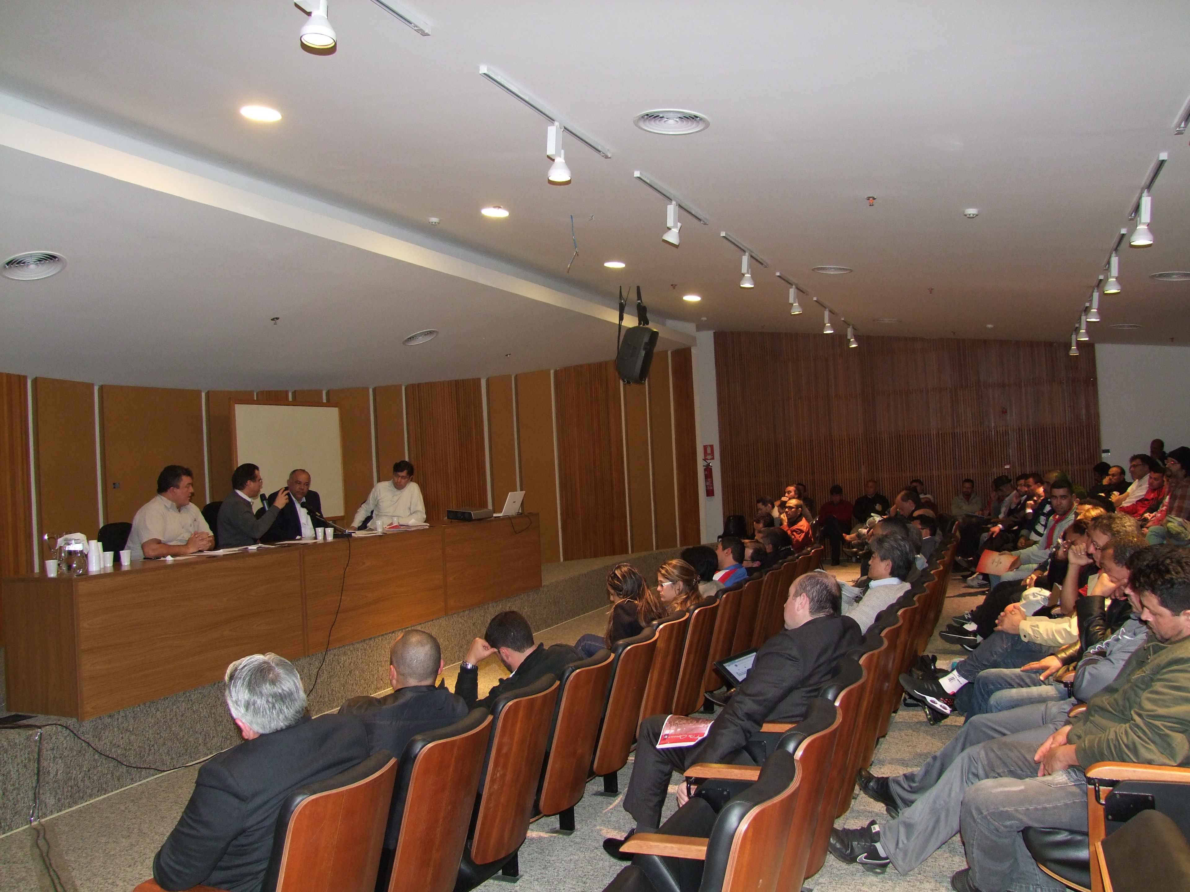 Conferência: Audiência Atenta e Painel de Especialistas