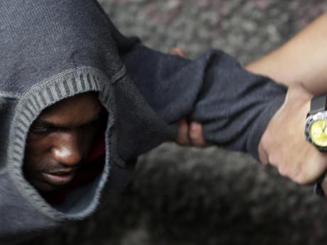 Contenção de Jovem de Capuz