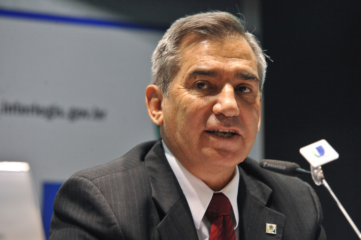 Líder político discursando em conferência formal